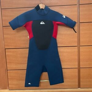 Quiksilver shorty wetsuit, 2mm thick neoprene in torso and limbs, size kids 6